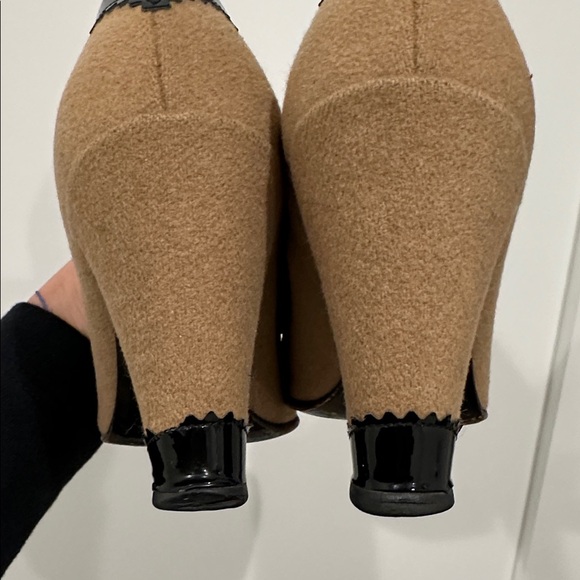 Marc Jacobs Tan Felted shoe wPatent Leather Detail - Picture 7 of 8